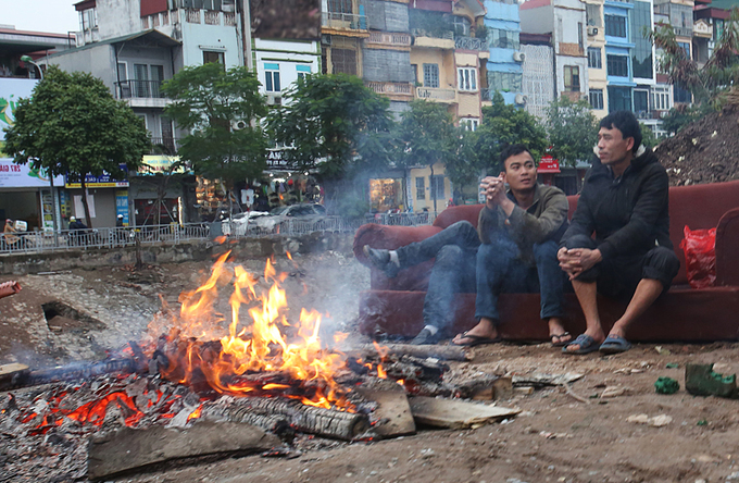 Người Hà Nội đốt lửa xua giá rét